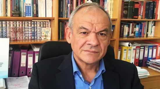Καθηγητής Μανωλόπουλος: Μην ψάχνετε διαφορές στα νέα εμβόλια, είναι απλά βελτιωμένες εκδόσεις αυτών που έχουμε
