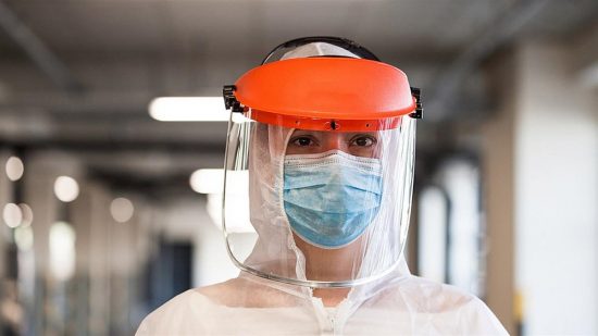 Βρετανία: Παραιτήσεις από το NHS λόγω της εξάντλησης των υγειονομικών από την πανδημία
