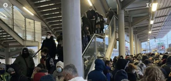 Κακοκαιρία Ελπίς: Συνωστισμός στον προαστιακό από τους εγκλωβισμένους της Αττικής οδού