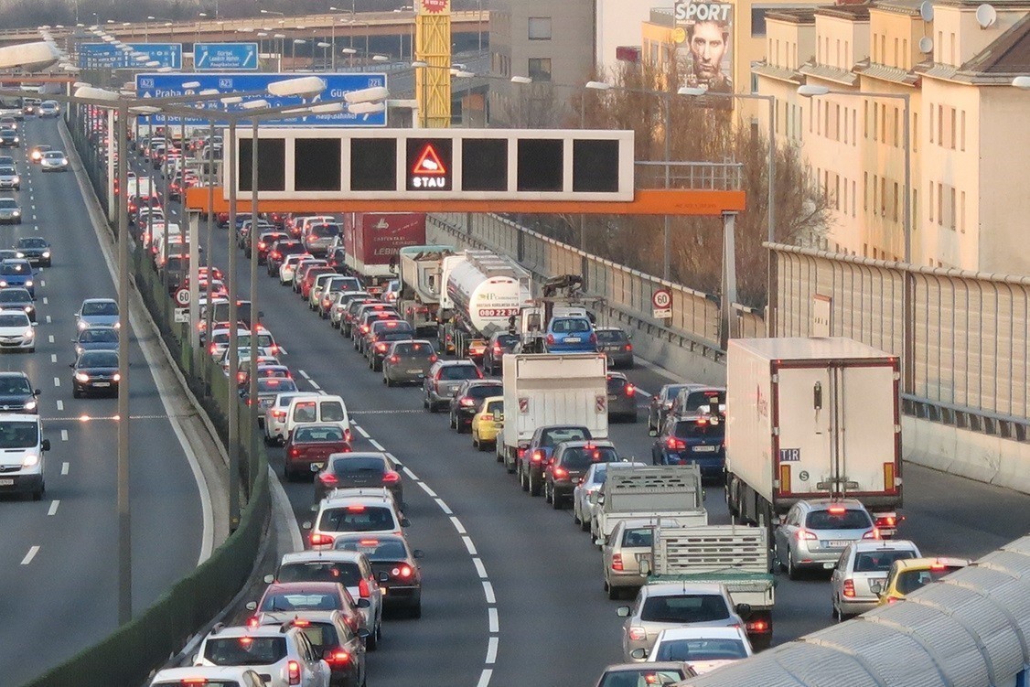 αυτοκίνητα σε αυτοκινητόδρομο