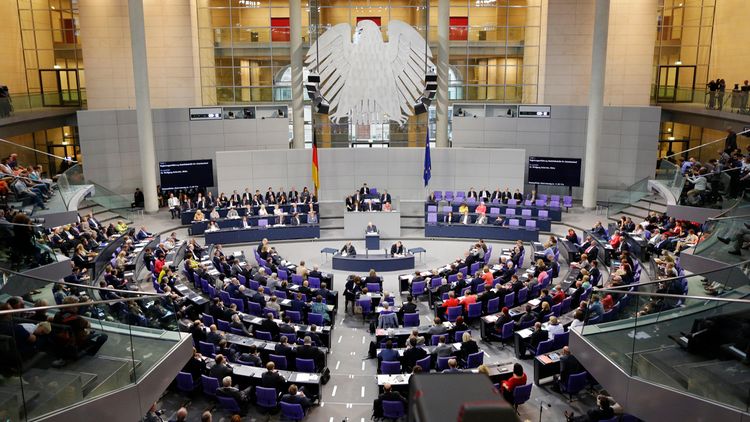 Γερμανία: Έξι μήνες η διάρκεια του πιστοποιητικού ιασης για τους βουλευτές, στους 3 για τους πολίτες