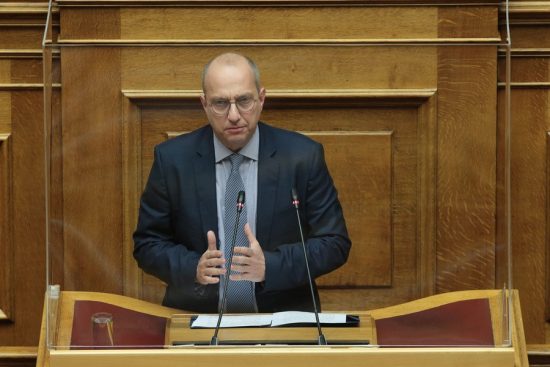Οικονόμου για πρόταση μομφής: ΣΥΡΙΖΑ και ΠΑΣΟΚ σπρώχνονται στην αριστερή όχθη