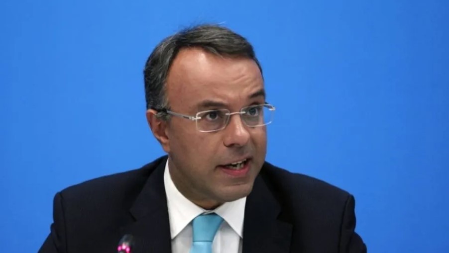 Ο υπουργός Οικονομικών, Χρήστος Σταϊκούρας σε μπλε φόντο