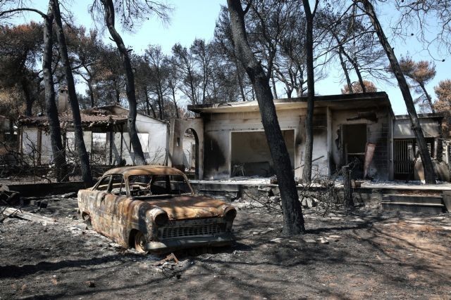 Καμένα σπίτια και αυτοκίνητα στο Μάτι Αττικής