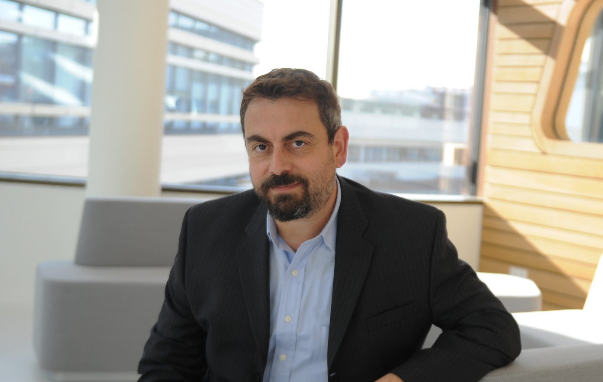 Βασίλης Ντζιαχρήστος: Σαρώνει τα βραβεία ο Έλληνας επιστήμονας με τις καινοτόμες μελέτες του για τον καρκίνο και άλλες νόσους