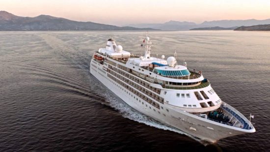 Crystal Cruises: Ακινητοποιήθηκαν δύο κρουαζιερόπλοια στις Μπαχάμες