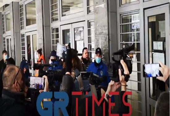 Δολοφονία 19χρονου: 21χρονο Έλληνα «δείχνουν» ως δράστη οι συλληφθέντες – Προπηλακισμοί και ένταση στα Δικαστήρια