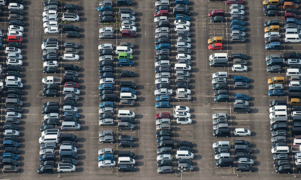 αεροφωτογραφία με παρακρισμένα αυτοκίνητα σε σειρές