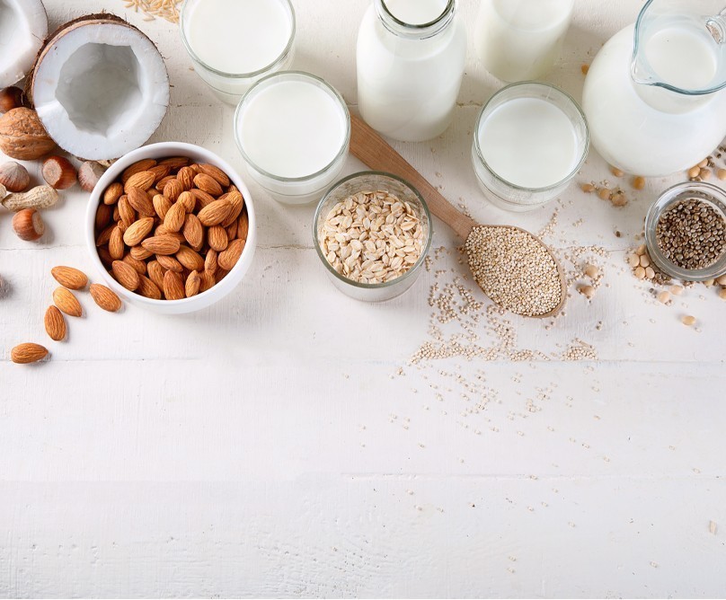 Διάφορα είδη γάλατος: αγελαδινό γάλα, βρώμης, αμυγδάλου, καρύδας, σόγιας, κάνναβης και ρυζιού