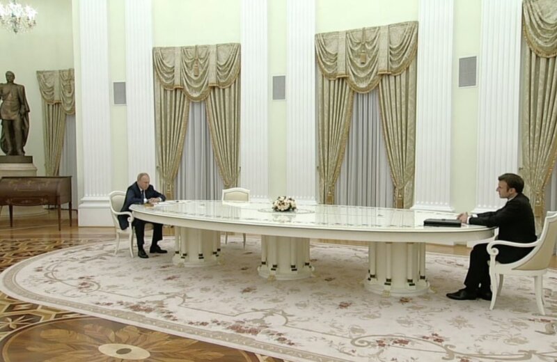 Reuters: Ο Πούτιν κράτησε σε απόσταση τον Μακρόν γιατί αρνήθηκε να υποβληθεί σε ρωσικό PCR