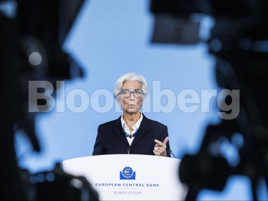 Η Κριστίν Λαγκάρντ προειδοποιεί: Η βεβιασμένη αύξηση των επιτοκίων θα πνίξει την ανάπτυξη