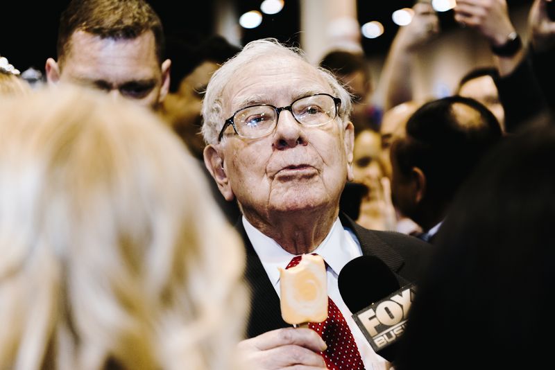 Ο Warren Buffett, πρόεδρος και διευθύνων σύμβουλος της Berkshire Hathaway, τρώει παγωτό, λίγο πριν την ετήσια συνέλευση της εταιρείας στην Ομάχα της Νεμπράσκα των Η.Π.Α., το Σάββατο 4 Μαΐου 2019