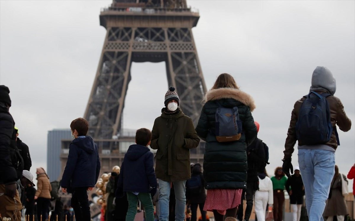 Γαλλία: Χαλαρώνουν οι κανονισμοί για τη χρήση μάσκας σε κλειστούς χώρους