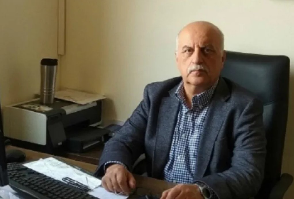 O Καθηγητής Πνευμονολογίας, Νίκος Τζανάκης στο γραφείο του