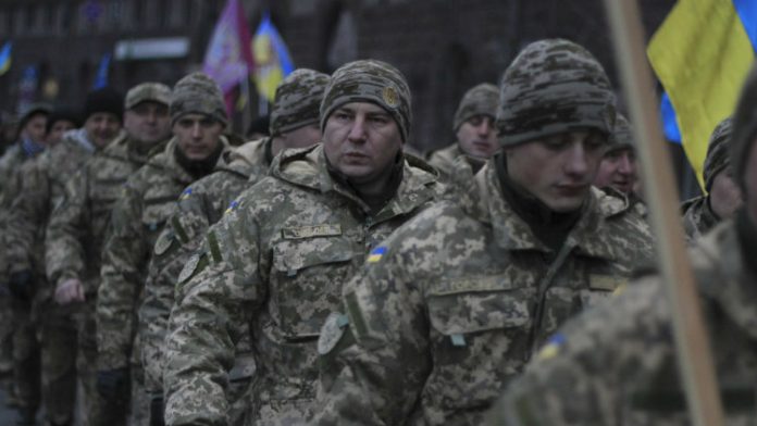 σειρά από ουκρανούς στρατιώτες