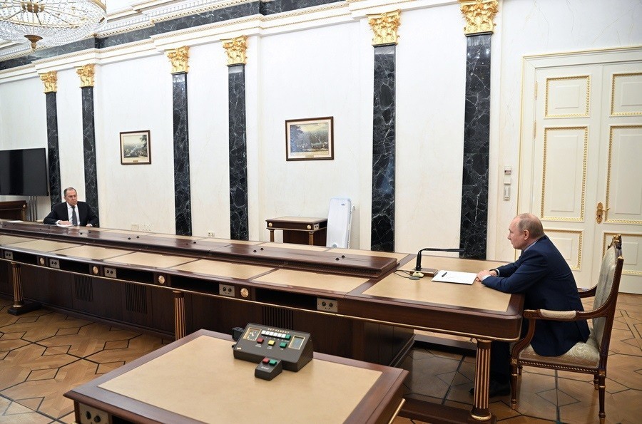 Ο Σεργκέι Λαβρόφ (αριστερά) κάθετε στο τραπέζι με τον Ρώσο πρόεδρο Βλαντιμίρ Πούτιν (δεξιά) στο Κρεμλίνο στη Μόσχα στις 14 Φεβρουαρίου