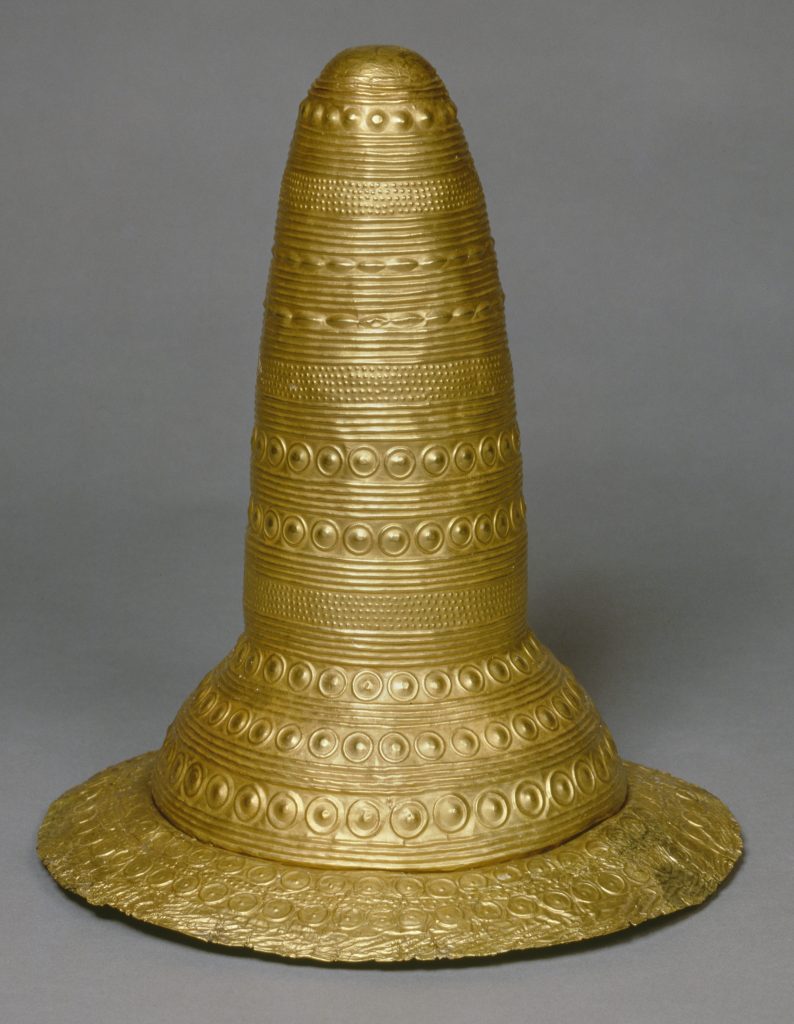Χρυσό καπέλο με ηλιακά μοτίβα
