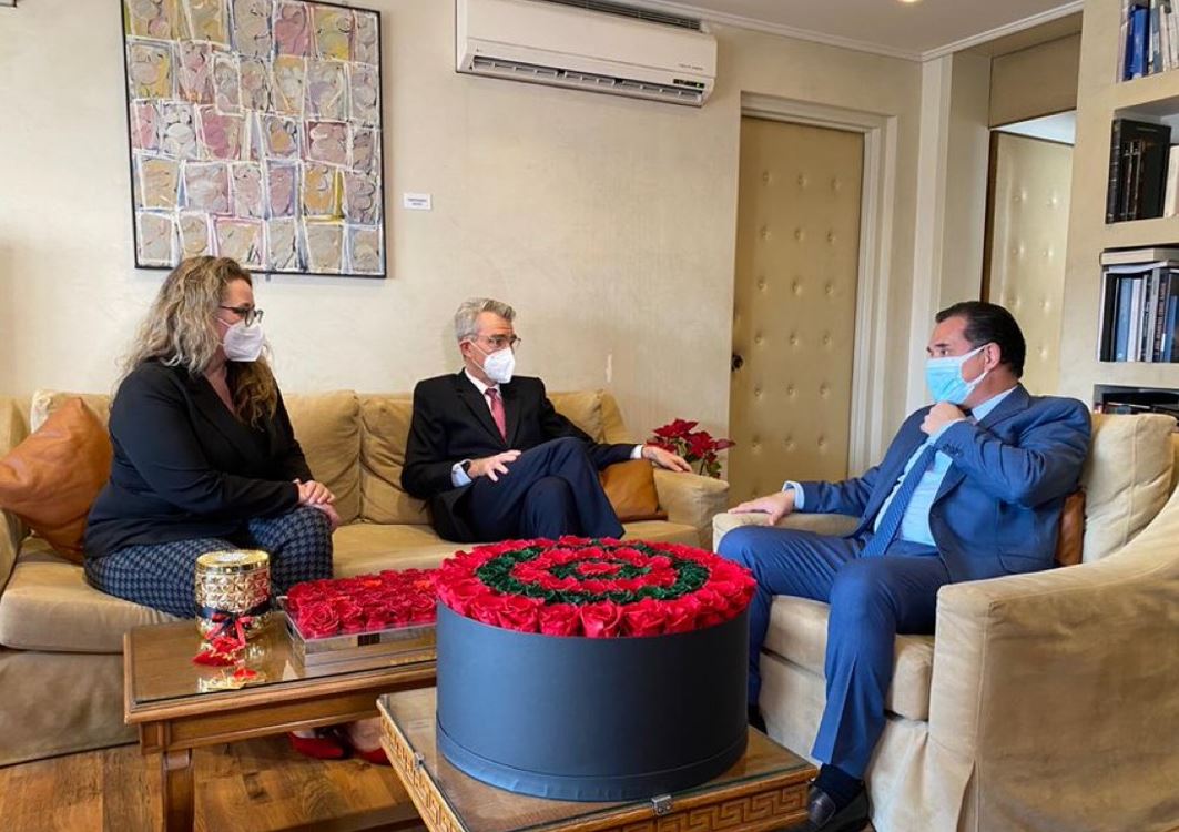 O υπουργός Ανάπτυξης και Επενδύσεων 'Αδωνις Γεωργιάδης με την Αμερικανίδα βοηθό υφυπουργό Εξωτερικών για Ευρωπαϊκές και Ευρασιατικές Υποθέσεις, Έρικα Όλσον και τον Αμερικανό πρέσβη Τζέφρι Πάιατ