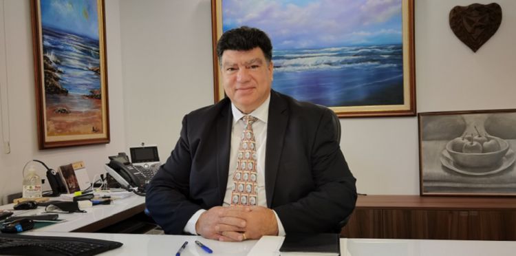 Ο Μάριος Παναγίδης, γενικος διευθντής υπουργείου Ενέργειας Κύπρου, στο γραφείο του