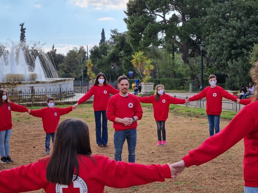 Ο Λευτέρης Πετρούνιας μαζί με τους μικρούς εθελοντές του Ελληνικού Ερυθρού Σταυρού