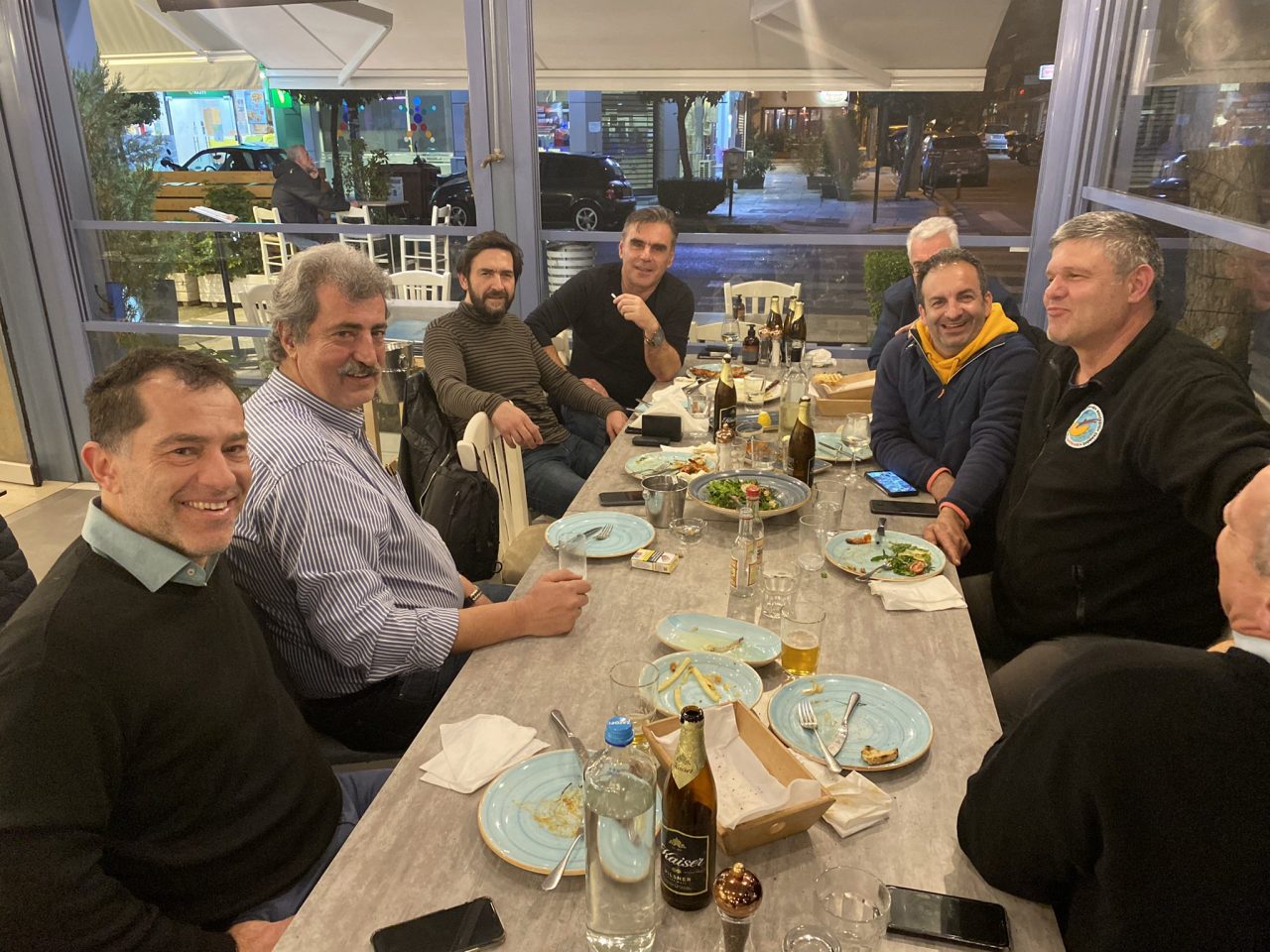 Ο Παύλος Πολάκης και άλλα 7 άτομα δειπνούν σε ταβέρνα