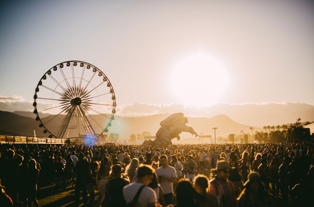 Ο χώρος όπου πραγματοποιείται το διάσημο Φεστιβάλ Coachella στην Καλιφόρνια, με φόντο το ηλιοβασίλεμα και μια ρόδα