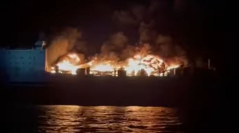 To Euroferry Olympia, καίγεται τα ξημερώματα της Παρασκευής, ανοιχτά της θαλάσσιας περιοχής βορειοανατολικά της νήσου Ερεικούσας κατά την εκτέλεση του δρομολογίου από Ηγουμενίτσα προς Πρίντεζι