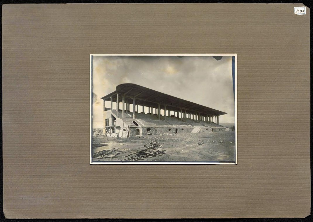 Η εξέδρα των επισήμων στον Ιππόδρομο στο έτος κατασκευής της, το 1925