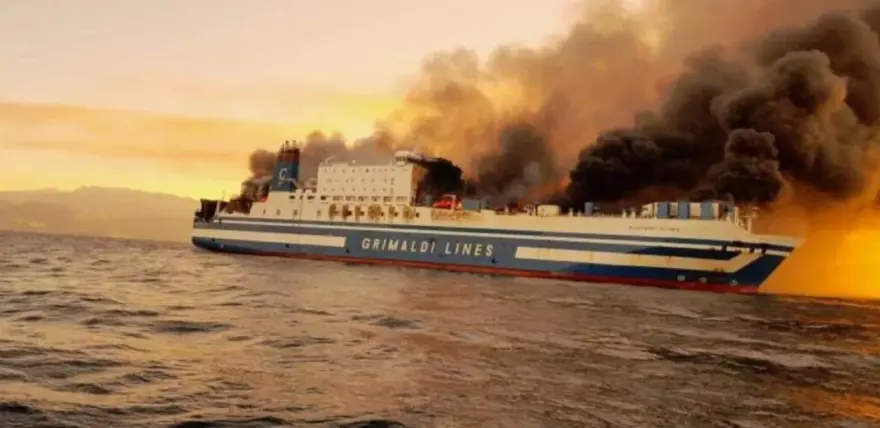 Το φλεγόμενο πλοίο Euroferry Olympia, του ομίλου Grimaldi