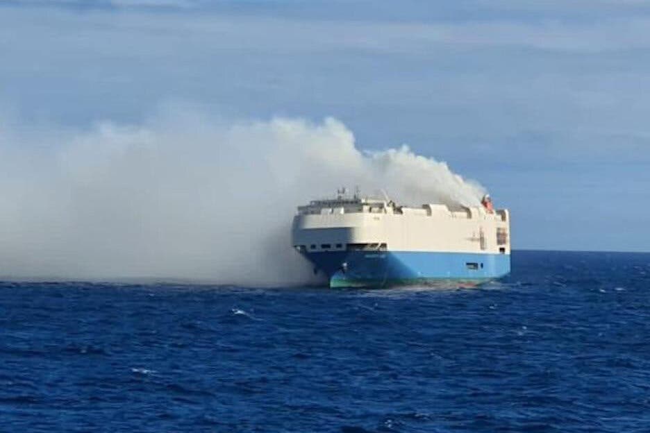 Το πλοίο Felicity Ace έπιασε φωτιά και εγκαταλείφθηκε στις ακτές των Αζορών