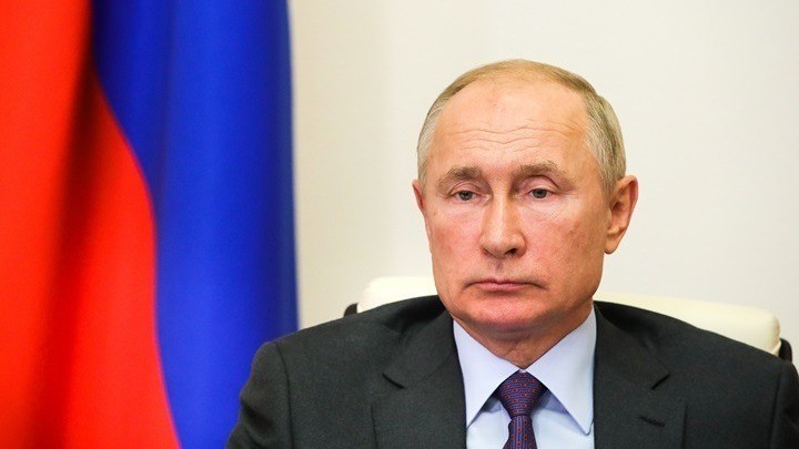 Ο Ρώσος πρόεδρος Βλαντίμιρ Πούτιν δίπλα από τη ρωσική σημαία