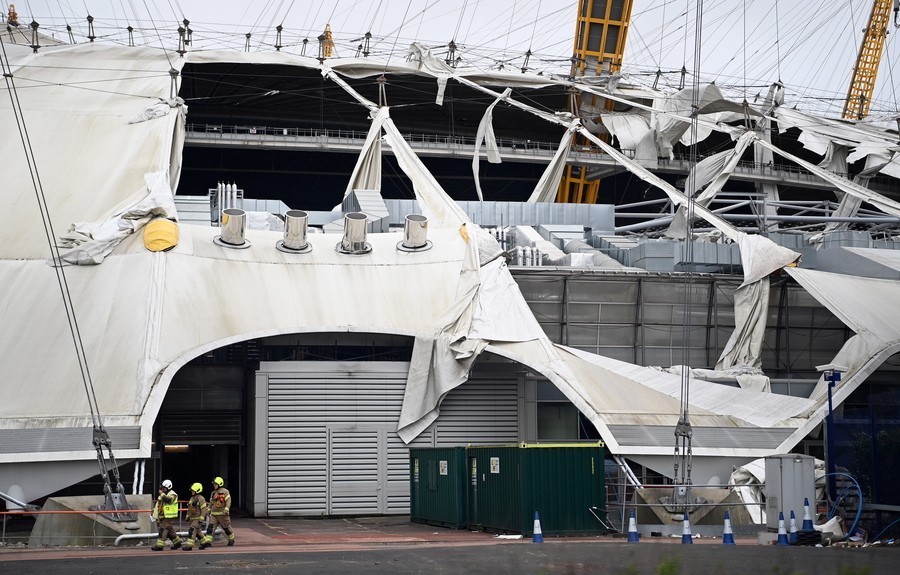 Καταστροφές στη στέγη του γηπέδου O2 Arena στο Λονδίνο από την καταιγίδα Γιούνις