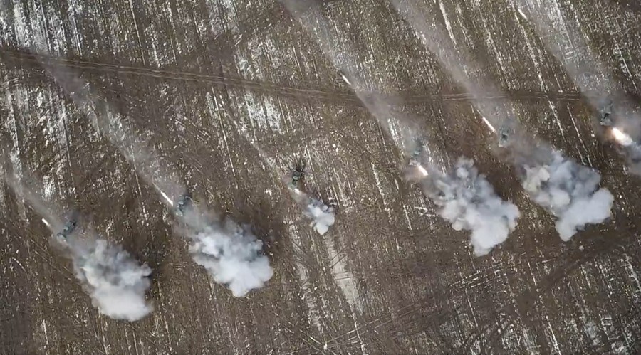 Πανοραμική φωτογραφία από πέντε ρωσικά άρματα μάχης στα σύνορα με Ουκρανία να πραγματοποιούν άσκηση με πυρά