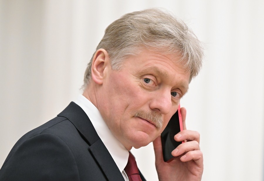 Ο Εκπρόσωπος του Κρεμλίνου Ντμίτρι Πεσκόφ μιλά στο κινητό τηλέφωνο