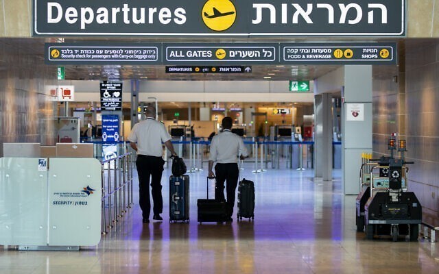 Δύο ταξιδιώτες με αποσκευές στο αεροδρόμιο Μπεν Χουριόν του Τελ Αβίβ