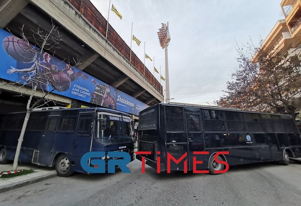 δύο κλούβες της αστυνομίας έξω από το γήπεδο Κλεάνθης Βικελίδης στη Θεσσαλονίκη