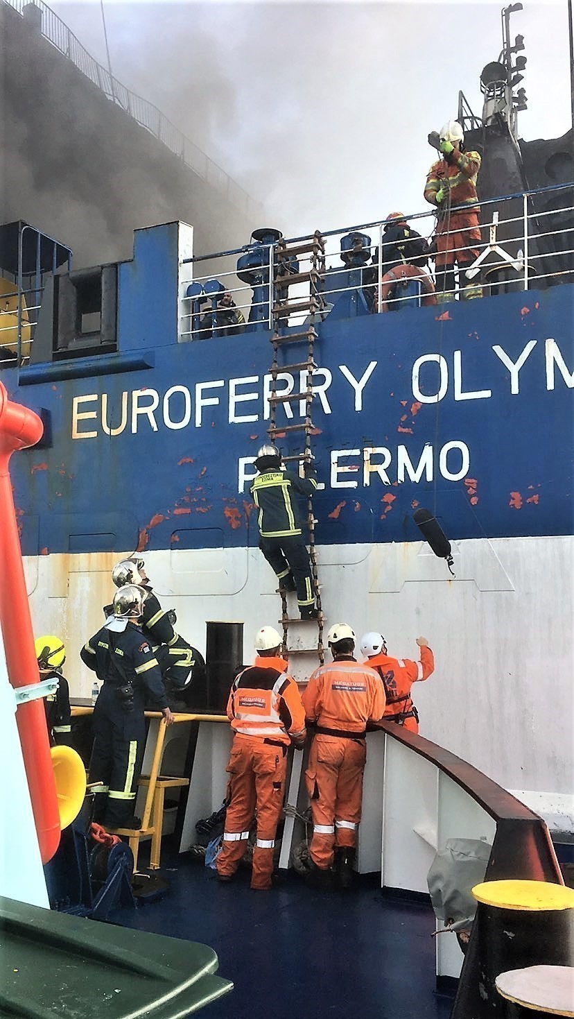 Άνδρες της πυροσβεστικής που εντόπισαν τη σορό του άτυχου άνδρα κατεβαίνουν από το πλοίο 