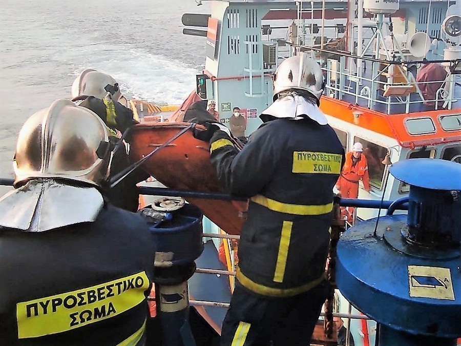 Άνδρες της πυροσβεστικής ανασύρουν τη σορό ενός άνδρα από το πλοίο «Euroferry Olympia», Κυριακή 20 Φεβρουαρίου 2022