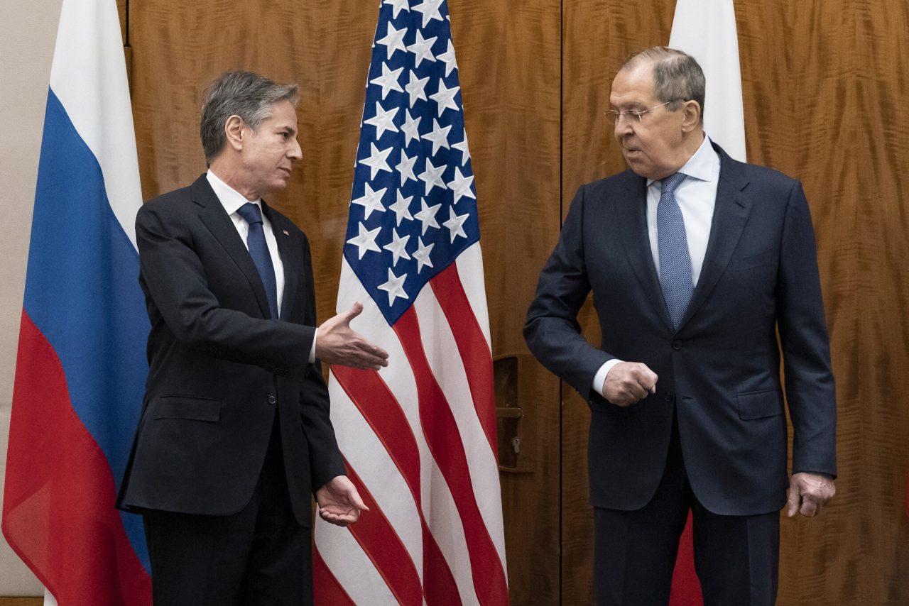 O υπουργούς Εξωτερικών των ΗΠΑ Άντονι Μπλίνκεν και ο υπουργός Εξωτερικών της Ρωσίας Σεργκέι Λαβρόφ, συνομιλούν όρθιοι μπροστά από σημαίες των κρατών τους