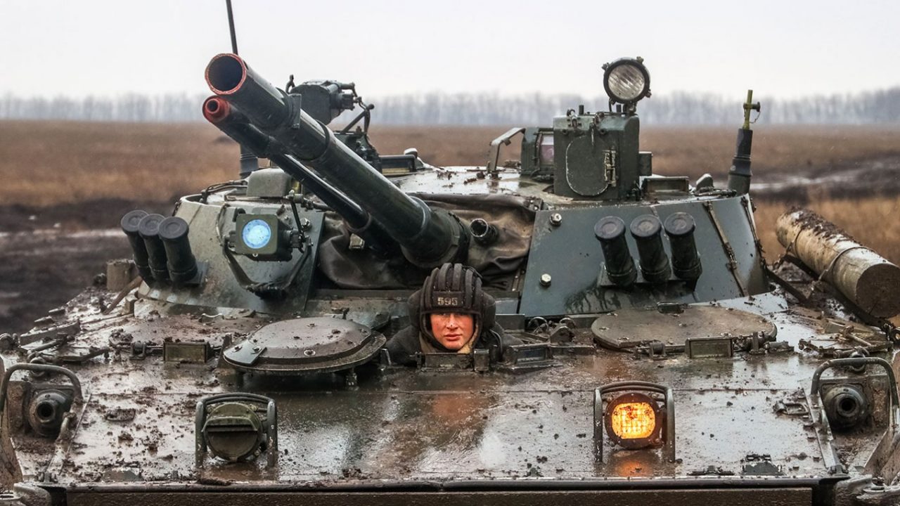 ρώσος στρατιώτης μέσα σε άρμα μάχης