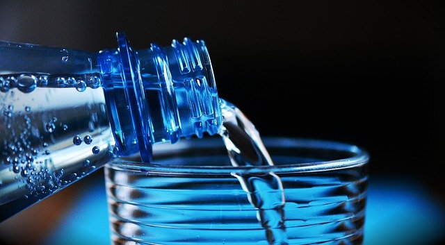 Πλαστικό μπουκάλι νερού και ποτήρι