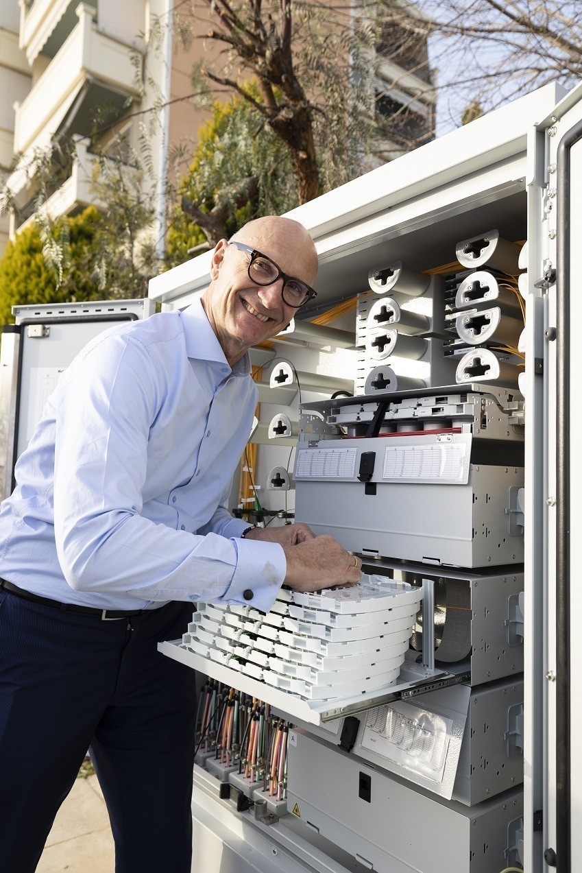 Ο CEO του Ομίλου Deutsche Telekom, Tim Höttges, συνδέει ένα κτίριο με Fiber To The Home