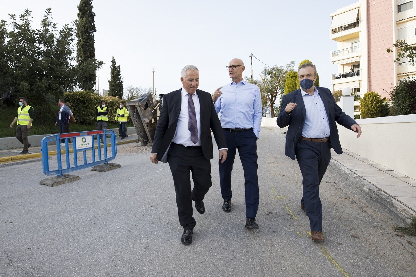 (από αριστερά) Ο Πρόεδρος και Διευθύνων Σύμβουλος του Ομίλου ΟΤΕ, Μιχάλης Τσαμάζ, ο CEO του Ομίλου Deutsche Telekom, Tim Höttges και ο Chief Officer Τεχνολογίας και Λειτουργιών Ομίλου ΟΤΕ, Στέφανος Θεοχαρόπουλος σε έργα εγκατάστασης δικτύου οπτικών ινών