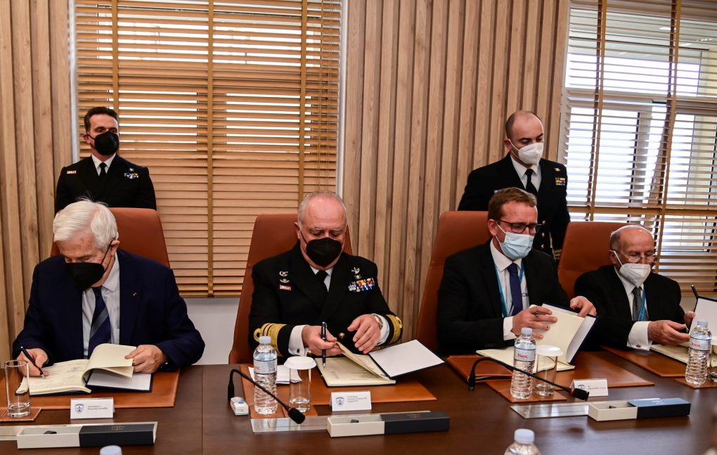 Ο Πάνος Λασκαρίδης και η στρατιωτική και πολιτική ηγεσία του Πολεμικού Ναυτικού υπογράφουν τη σύμβαση της νέας δωρεάς του εφοπλιστή