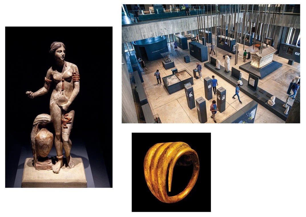 Από αριστερά, άγαλμα από τερακότα της Αφροδίτης (2ος π.Χ. αιώνας) το Μουσείο της Τροίας και ένα χρυσό δαχτυλίδι για τα μαλλιά, μέρος του Θησαυρού του Πριάμου