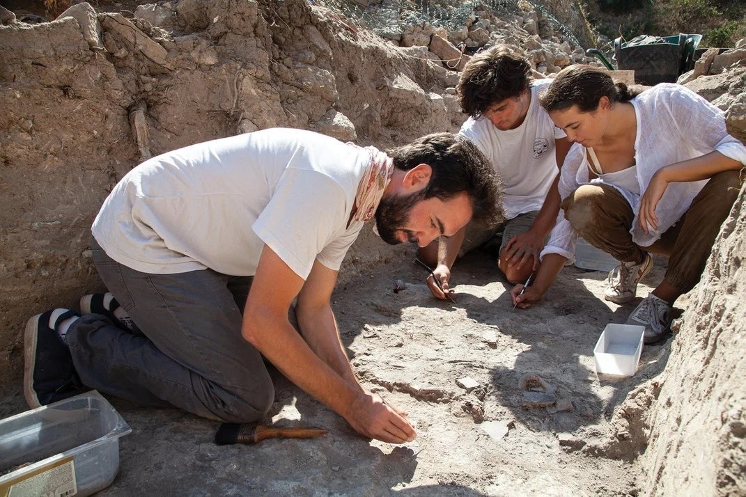 Νέοι αρχαιολόγοι στην ανασκαφή σήμερα