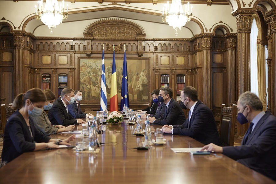 Ο πρωθυπουργός Κυριάκος Μητσοτάκης κατά τη διάρκεια της επίσημης επίσκεψής του στο Βουκουρέστ