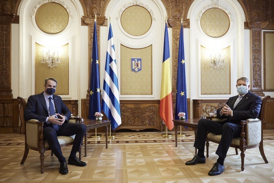 Ο πρωθυπουργός Κυριάκος Μητσοτάκης συναντάται με τον Πρόεδρο της Ρουμανίας, Κλάους Γιοχάνις (Klaus Iohannis), στο Μέγαρο Cotroceni, στο Βουκουρέστι 