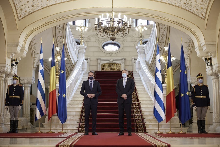Ο πρωθυπουργός Κυριάκος Μητσοτάκης συναντάται με τον Πρόεδρο της Ρουμανίας, Κλάους Γιοχάνις (Klaus Iohannis), στο Μέγαρο Cotroceni, στο Βουκουρέστι