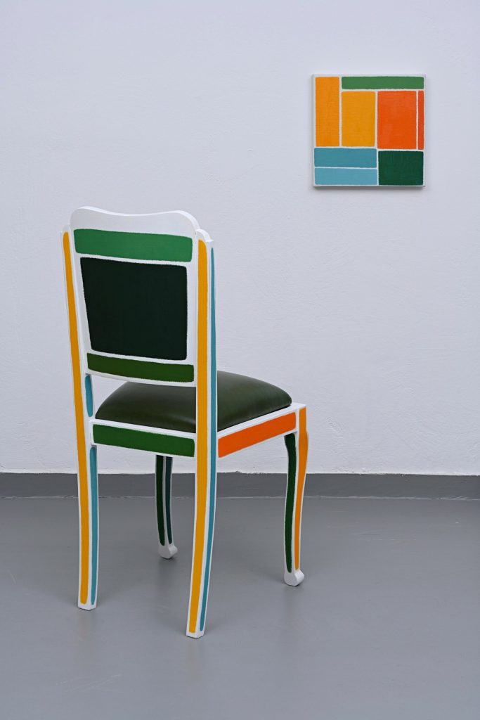Πολύχρωμη καρέκλα από την Κλεοπάτρα Μουρσελά